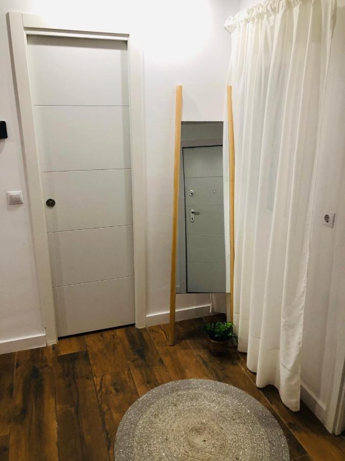 Petit Apartment Los Remedios Sevilla Exterior foto